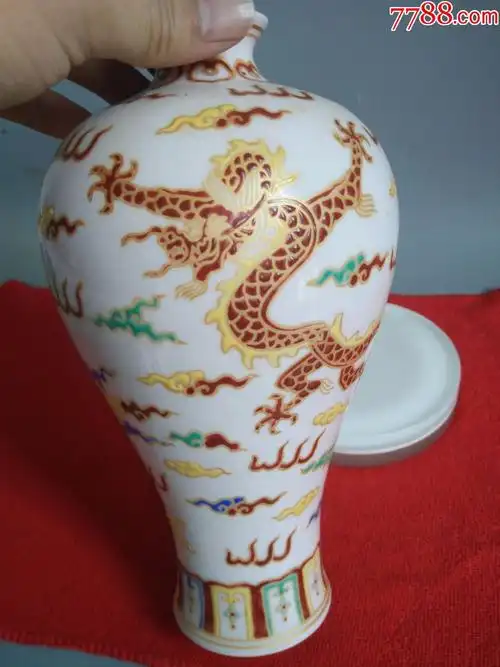 出土大明成化红胎粉彩龙凤纹梅瓶