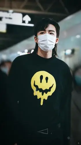 刘宇宁最新机场饭拍~ 狼尾发型,在线鲨人!_高清图集_新浪网