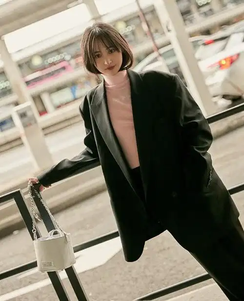 郑爽穿黑西装参加活动,成熟起来的模样,让人更加欲罢不能