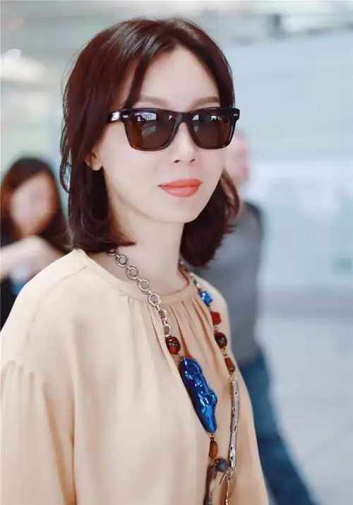 当天,她以一款十分清爽的发型现身,只见她留着一头红棕色的齐肩短发