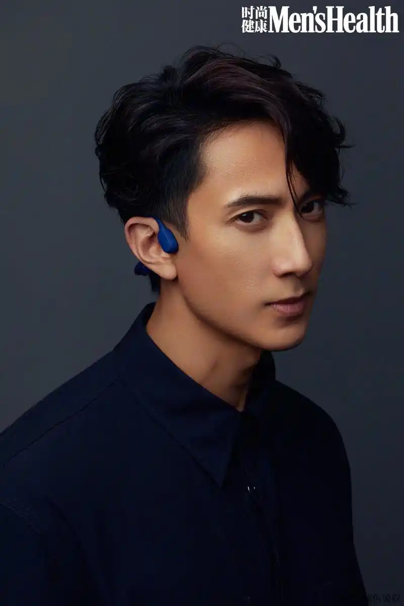 41岁吴尊坚持健身25年,拍写真大秀腹肌,堪称行走的荷尔蒙