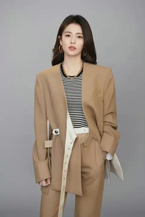 白鹿早春写真图来啦 卡其色不规则西装 条纹内搭……__财经头条