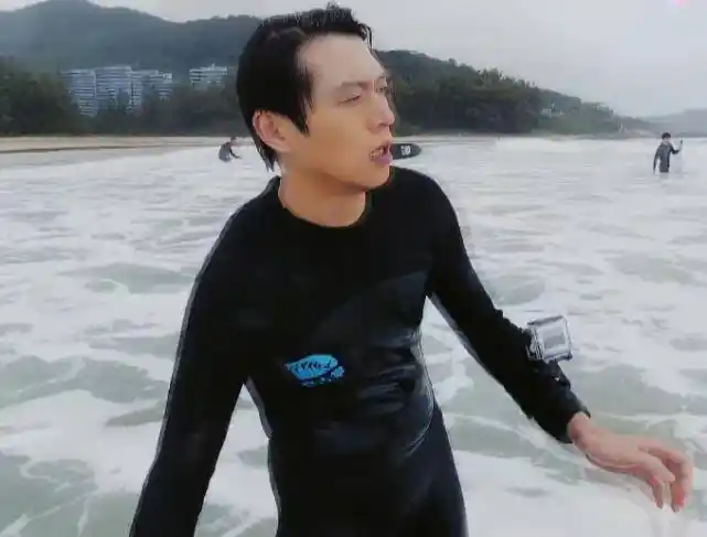 同样穿冲浪服,魏大勋阳光,丁子高健硕,看到杜江,羡慕霍思燕_旅行_丈夫