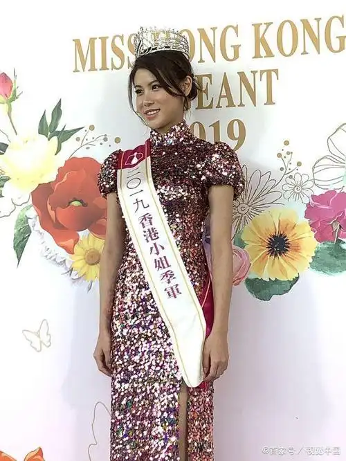 2019港姐前三甲旗袍装亮相,冠军黄嘉雯甜美大气,被称翻版郭可盈