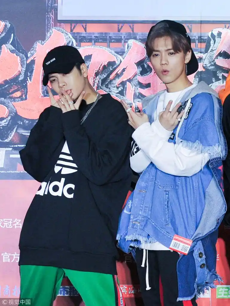 潮流四人组!鹿晗化身时尚潮男与王嘉尔飙帅 宋茜陈伟霆"配一脸"