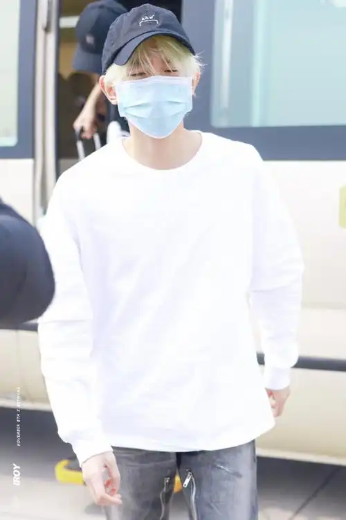 王源破洞拉链裤##王源头发掉成白色了##王源白色长袖破洞裤造