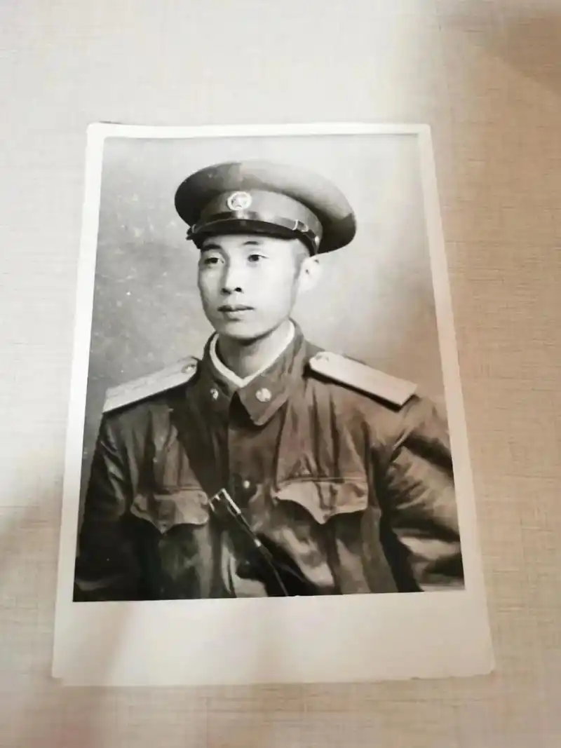 1955年授予中尉军衔,60年后的2015年颁发抗战70周年 - 抖音