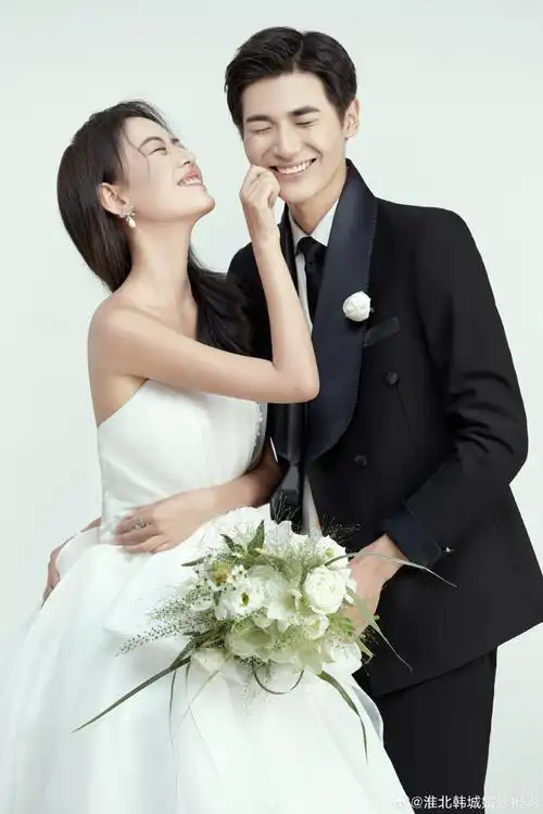 风格:极简 韩式纯白 室内  拍摄:#淮北韩城  -  韩式极简婚纱照真的