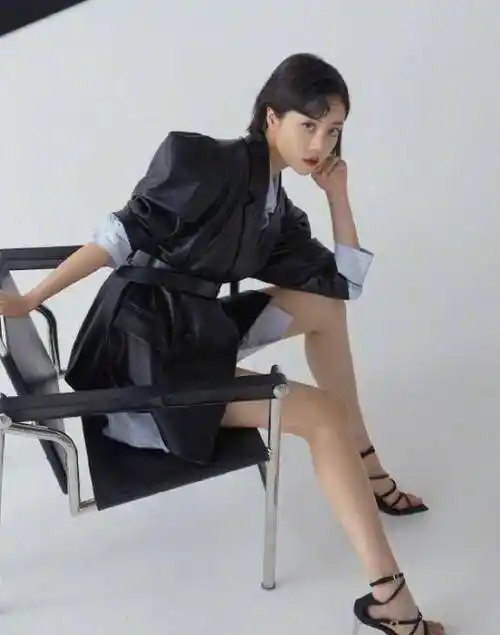 李溪芮本就腿长,又穿"蜘蛛鞋",坐下故意伸腿:比例真的存在?