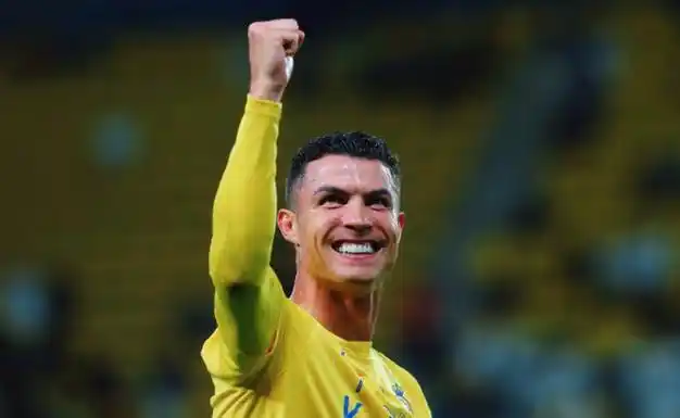 乔治娜见证c罗戴帽带孩子看台观战与迷你罗自拍女儿好萌