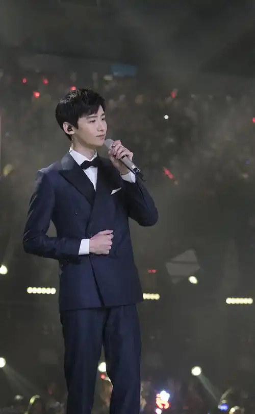 白敬亭湖南卫视跨年演唱会弹琴唱歌帅气图片67