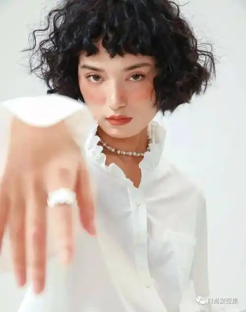 换发型首选这款气质爆棚的短发羊毛卷,发型搭配起来,真的是太美了.