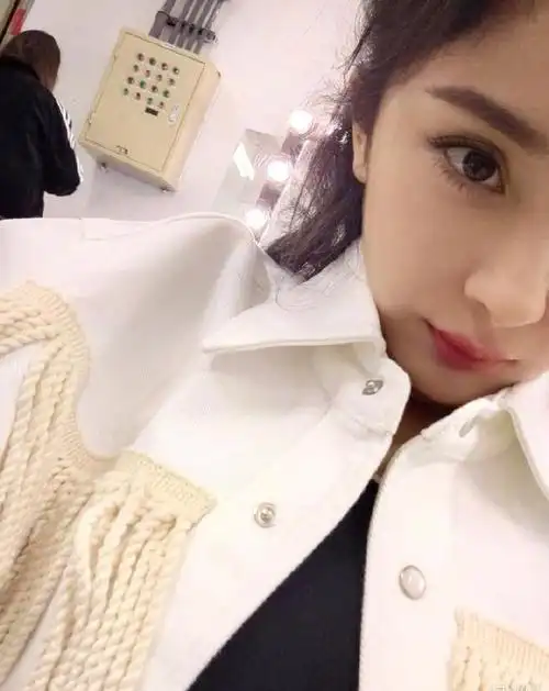 杨幂绿洲营业晒半脸自拍睫毛纤长眼神深邃电力足