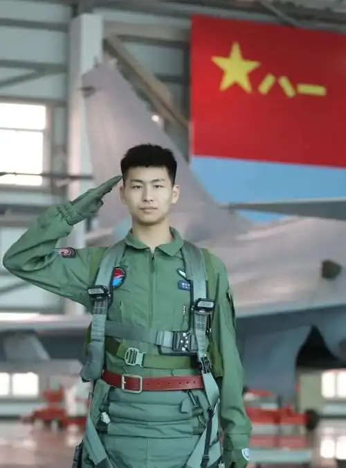 开航母驾战机守护大海天空这是青年军人的热血青春