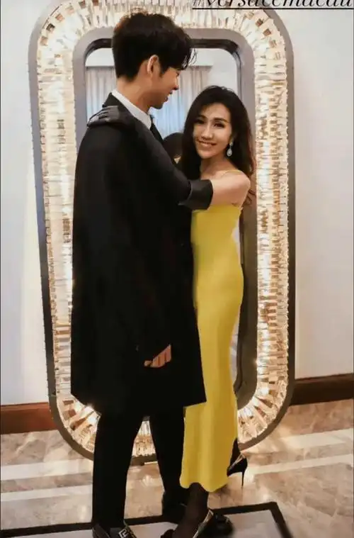 何超盈选择的吊带裙款式简约大方,没有过多的装饰和图案,却凭借剪裁和