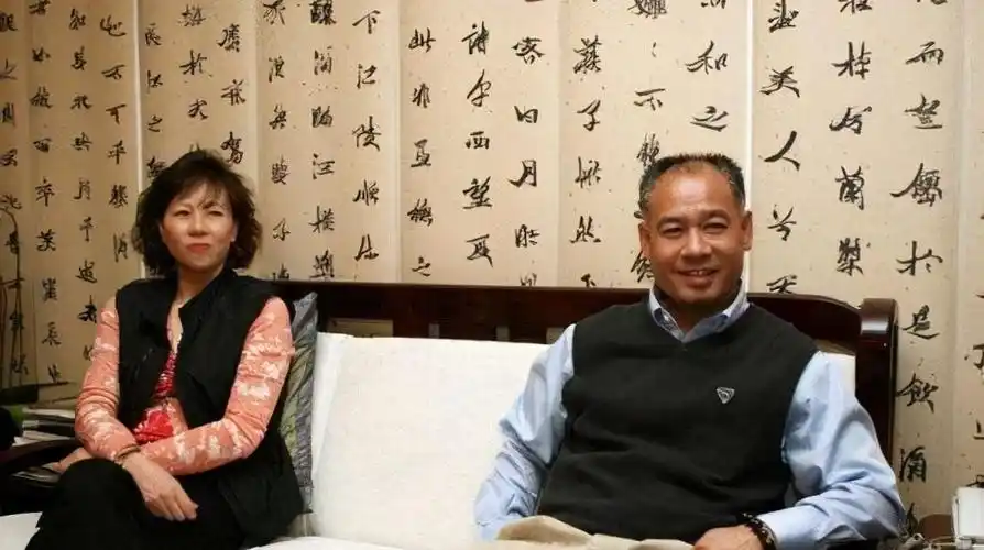 李宁虽然老的有点快,但妻子的颜值仍然不见老,不仅有气质还优雅