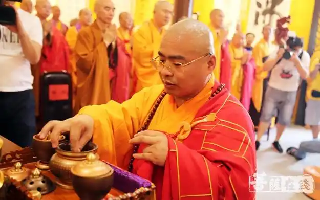 湖北省佛协常务副会长,武汉归元禅寺方丈隆醒法师授挂珠;宁波市佛教