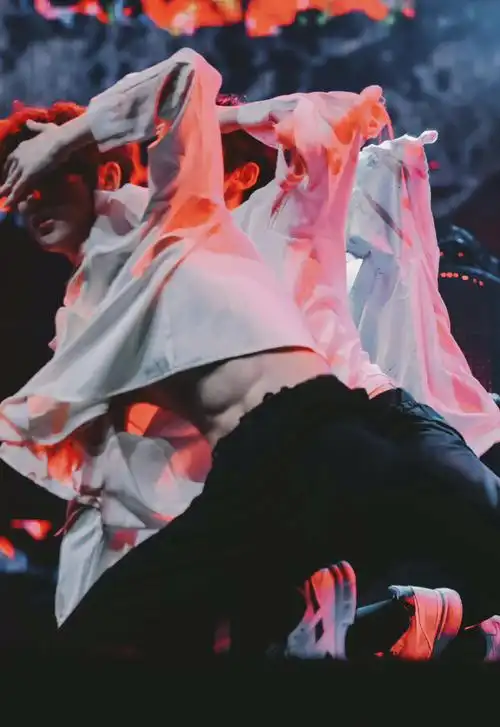 丁程鑫的腹肌线条