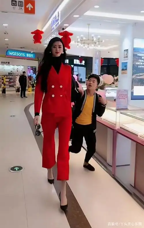 旺旺美女是某平台的一位女模特,今年26岁,身高190厘米,腿长120厘米.