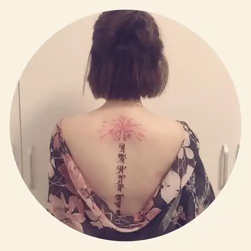 后背纹身藏文彼岸花