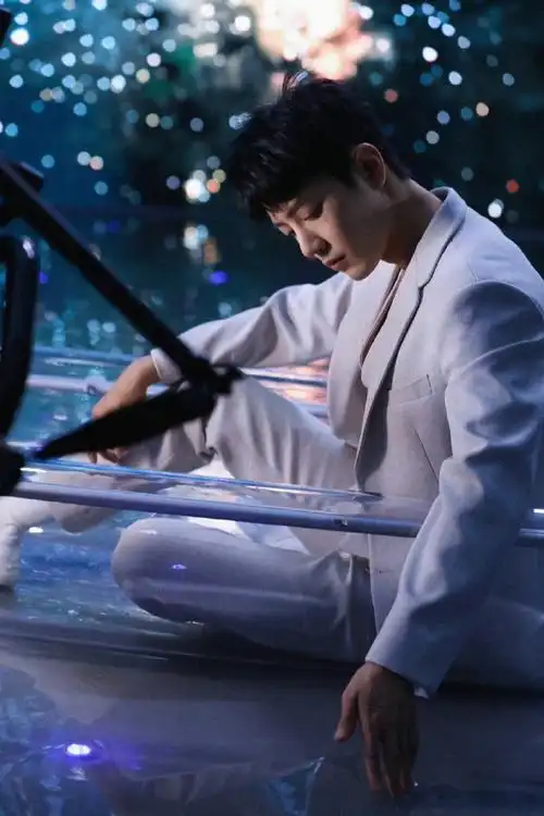 肖战拿水瓶当话筒##肖战