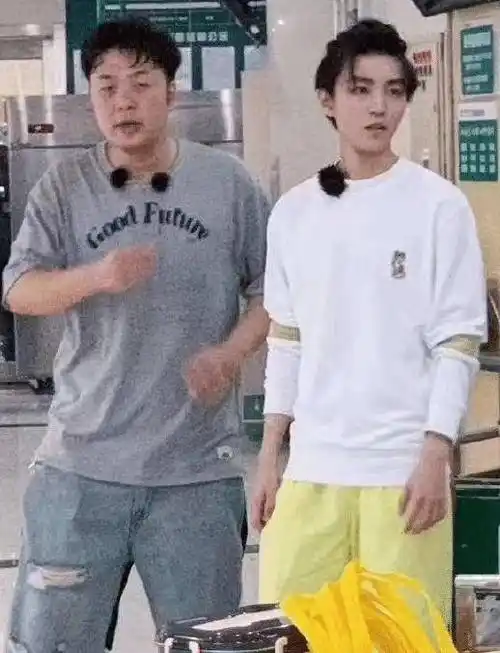 王俊凯参加中餐厅时被粉丝偷拍,看向他生图下的身高,我没眼花吧