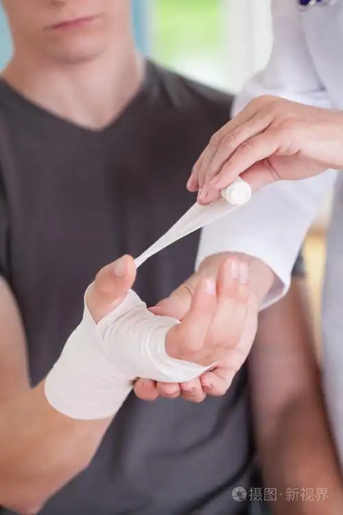 女医师包裹人的手腕照片-正版商用图片1g4pbj-摄图新视界