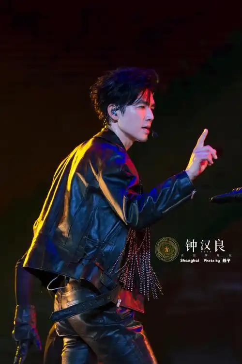 钟汉良超话#钟汉良o巡回演唱会#皮衣一穿,酷酷拽拽,谁也不爱@钟汉良