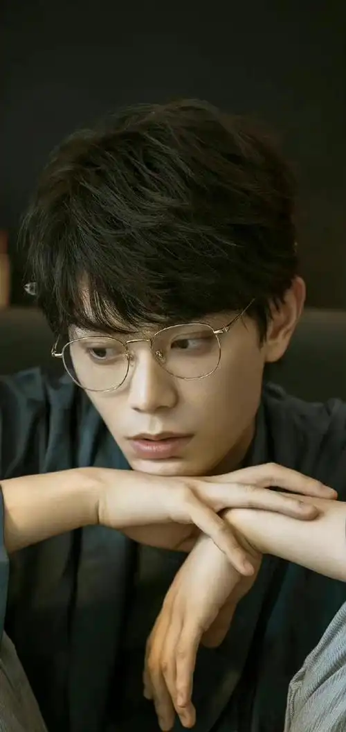 男明星金丝边眼镜造型