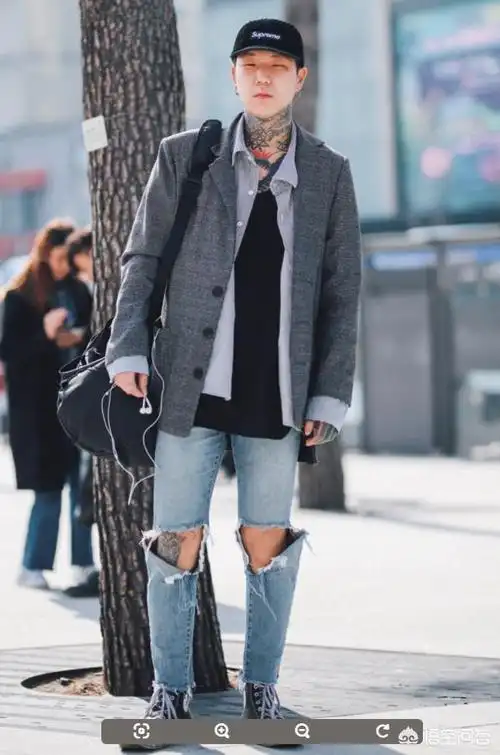 休闲点的穿搭七分袖男t恤,搭配浅色牛仔上衣和小白鞋,身材比较干瘦的