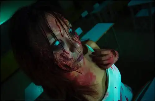 这个鬼故事分为女学生变妆前和变妆后 首先咱们先从女学生变身怨女前