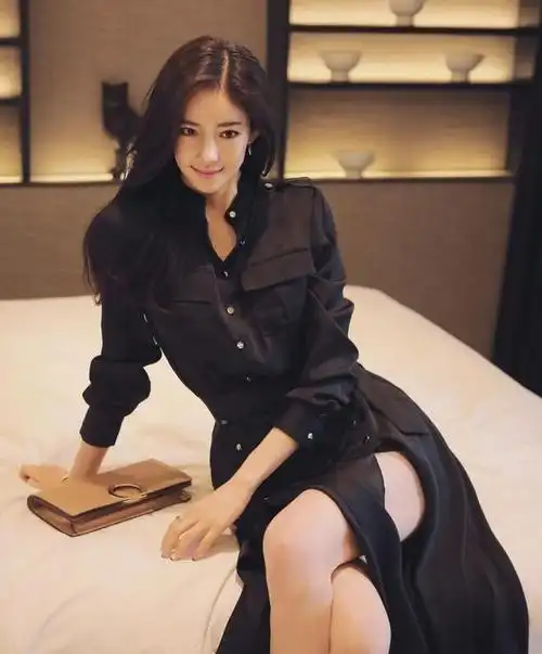 美女翘着二郎腿这种感觉真是美