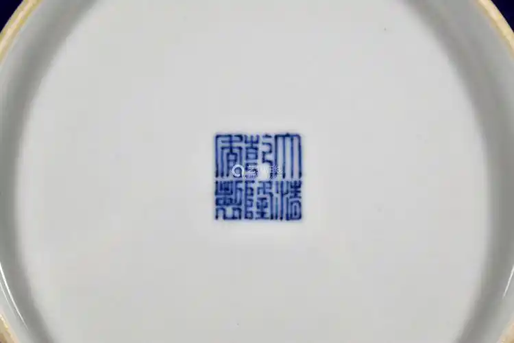 底施白釉,双圈内青花书"大清乾隆年制"六字篆书款,下承圈足,修足规整