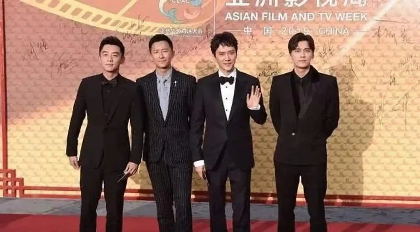 当年冯绍峰和李易峰一起参加颁奖礼,看到许多粉丝举着带有峰字的牌牌