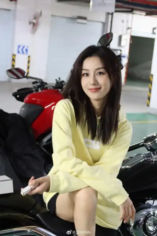 搬砖咔93#秋日随拍卷起来了#演员夏楠超话