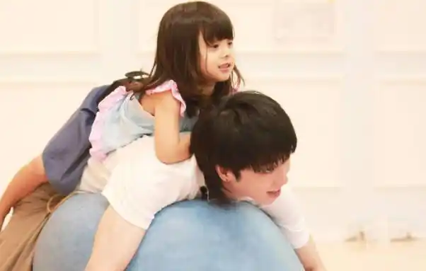 华晨宇2岁女儿正脸照公开,遗传了爸妈的好基因,网友:真漂亮