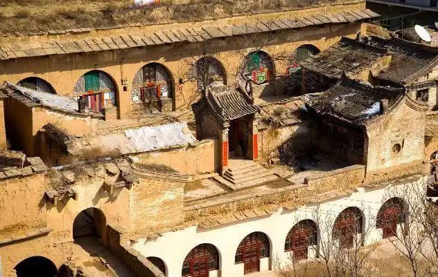 延安窑洞是陕西省的汉族传统民居形式之一,具有十分独特的汉族民俗