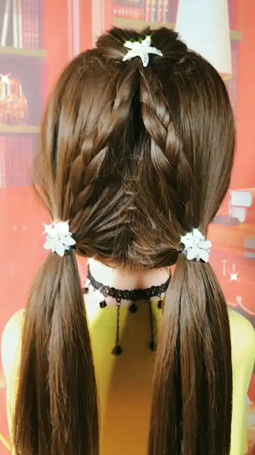 适合小可爱的发型,扎两个小辫肯定非常好看,你们喜欢吗?