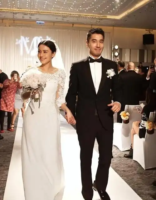 高圆圆勾着老公脖子,隔口罩与赵又廷亲吻,身旁女儿见惯了很淡定_rhea