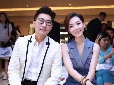 陈数赠"钢琴"蛋糕为老公庆生,赵胤胤拥她贴面合照,祝福太实诚