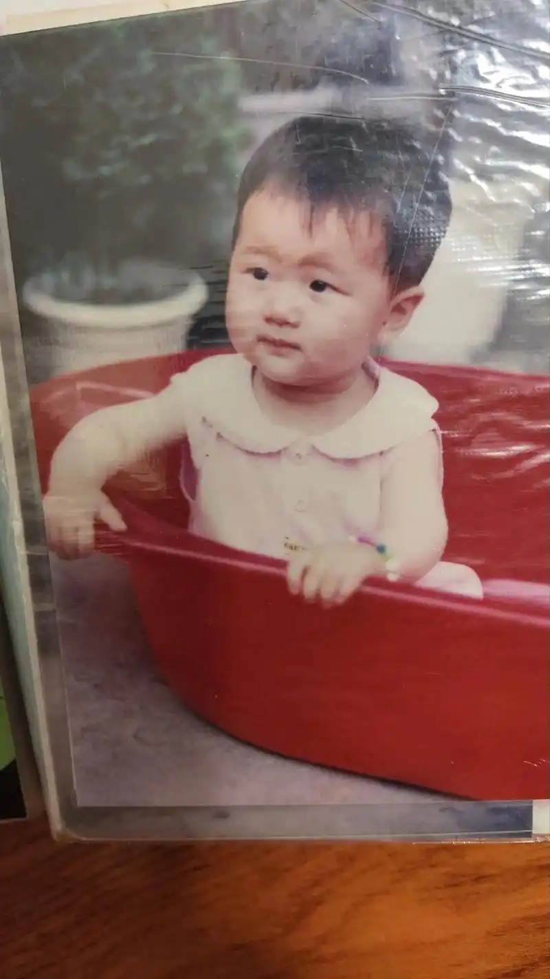 两女小时候的样子,时间好快呀,眨眼已是26个和20个春秋