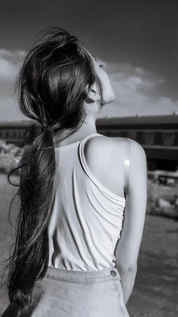 伤感背影黑白图片 你我已陌生_唯美图片_我要个性网