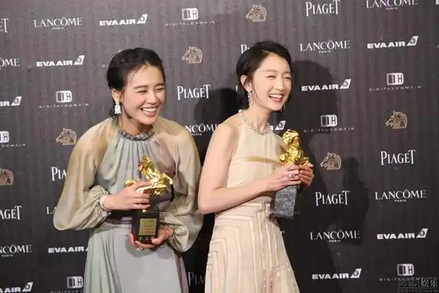 明星获奖瞬间:周冬雨马思纯一直傻笑,赵薇的反应超真实