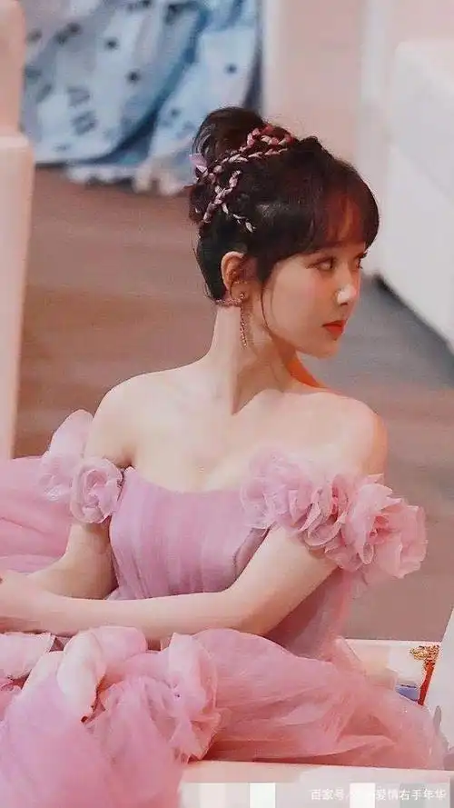 杨紫裙子好仙,肖战提裙摆好绅士《余生请多指教》的他们太般配了