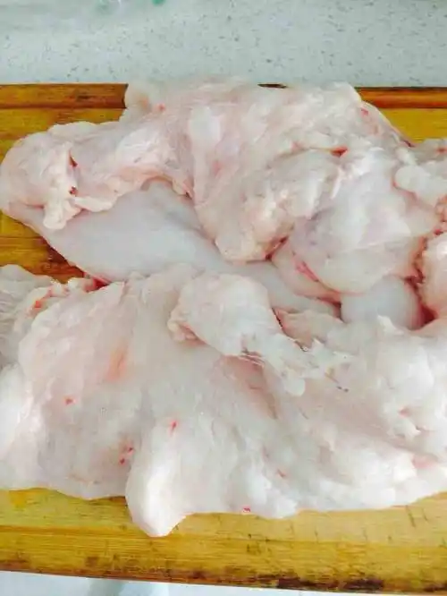 by 女人花2607 配料: 猪油(板油) 1000克,水 小半碗 烹饪步骤: 1.