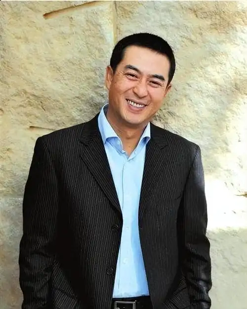 52岁张嘉译香港被偶遇脸部圆润发福明显戴大金戒指吸睛