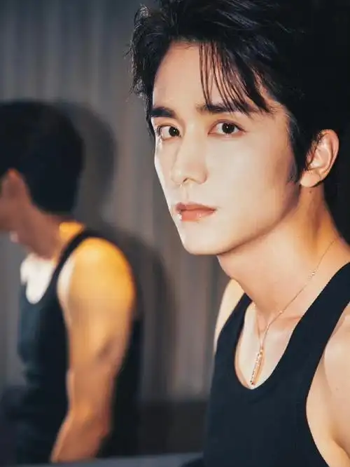 张新成黑背心返场真的很帅呀肌肉线条好好啊一整个爱住了