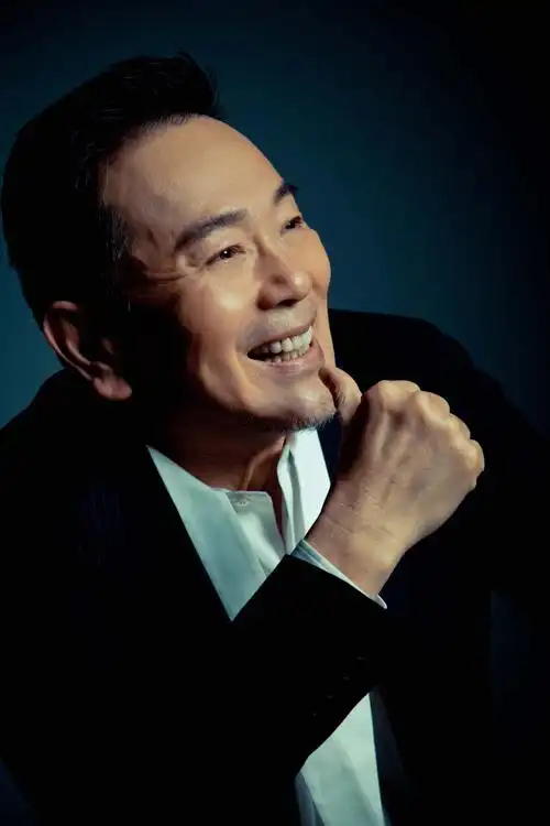 1/ 12 近日,热播剧《都挺好》中蒙总的扮演者张晨光曝光一组写真大片