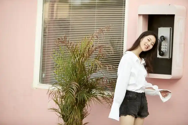 最美的青春何雨虹曝街拍角色被调侃雪梅你擦亮眼