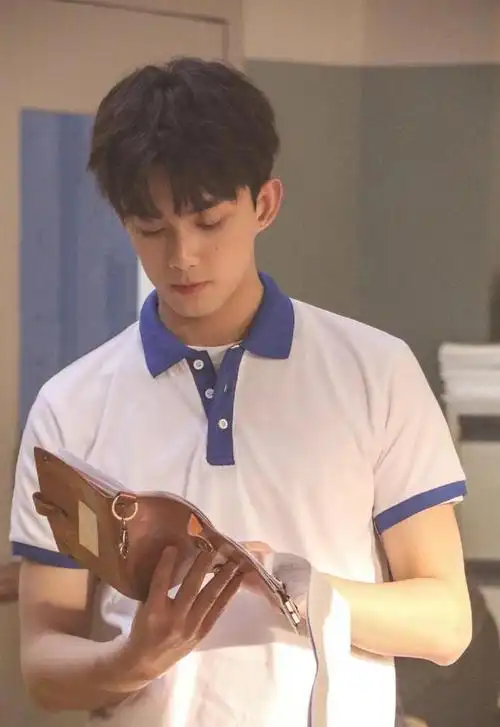 吴磊弟弟长大了他上综艺吊威亚的照片传疯了